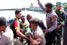 Kapal Cepat Terbalik...