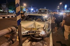 Sedan Tabrak Beton Pembatas...