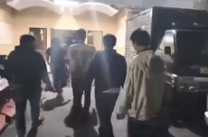 4 Pelempar Bom Molotov...