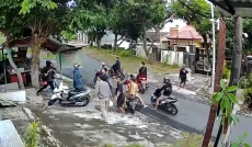 Serangan Brutal Belasan...