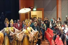 Hadiri Wisuda Pertama...