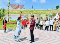 Jokowi Berkemeja Merah...