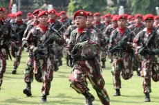 3 Submachine Gun Buatan...