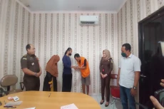 Kejari Jakbar Hentikan...