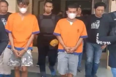 Sadis, 2 Pria Ini Bunuh...
