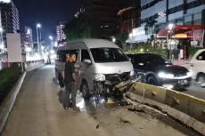 Toyota HiAce Tabrak...