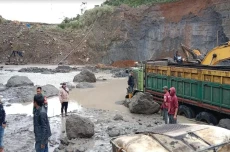 3 Penambang Pasir di...