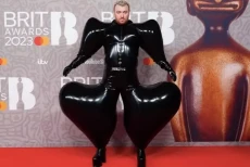 Sam Smith Tampil Nyentrik...