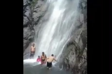 Ngeri! Detik-detik Wisatawan...
