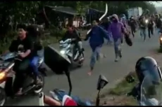 Polisi Bubarkan Aksi...