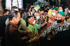 Serahkan SK Hutan Sosial,...