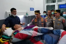 Cerita 8 Orang Rombongan...