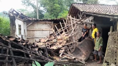 2 Rumah Ambruk Diterjang...
