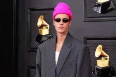 Justin Bieber Batalkan...