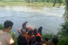 Perahu Tenggelam, Warga...