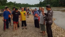 Asyik Mandi di Sungai,...