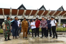 Akhir Maret, Bandara...