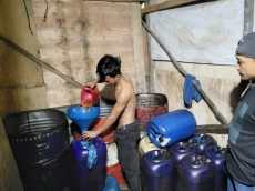 Asyik Transaksi di Gudang...