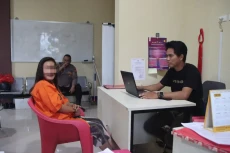 Wanita Penyanyi Panggilan...