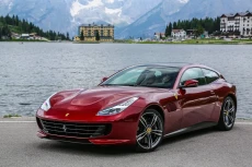 Ini 4 Seri Mobil Ferrari...