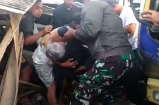 Tabrakan dengan Truk...