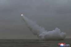 Korea Utara Tembakkan...