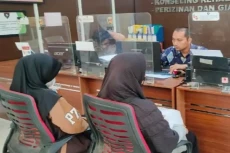 Di Bawah Ancaman, Gadis...