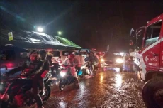 Tebing di Jalan Raya...