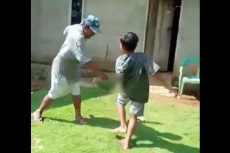 Viral Video Kakek Pukuli...
