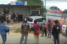 Minibus Seruduk Kios...