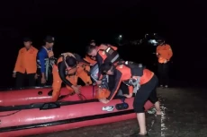 Perahu Mati Mesin di...