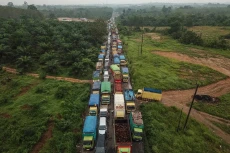 Keluhkan Truk Batu Bara...