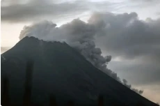 Gunung Merapi Luncurkan...