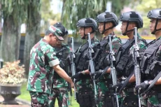 Berangkatkan Yonif Raider...