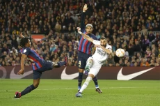 Benzema Cetak Hat-trick...