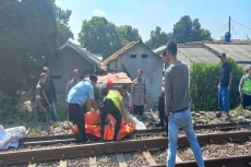 Tewas Tertabrak Kereta,...