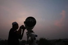 Tentukan Idulfitri,...