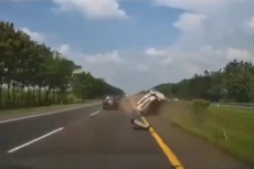 Ngeri! Detik-detik Minibus...