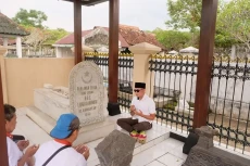 Sekjen Berkarya Ziarah...