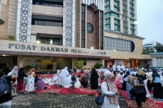 Ribuan Warga Ikuti Salat...