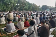 Dijaga Polisi, Salat...