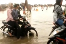 Banjir Terjang Pantai...