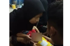 Kepala Bocil Ini Tersangkut...