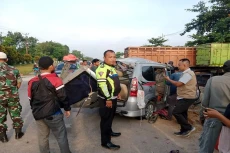 Avanza Tabrak Truk di...