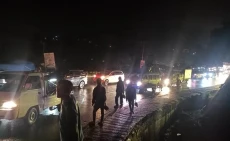 Jalan Basah dan Macet,...