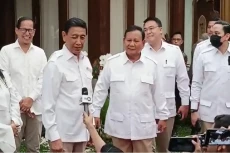 Prabowo Sambut Kedatangan...