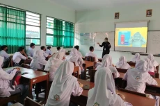 Hardiknas, Guru-Murid...