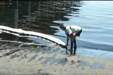 4 Ton Minyak yang Cemari...
