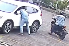 12 Kali Beraksi, Komplotan...