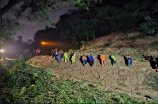 Longsor Tutup Jalur...